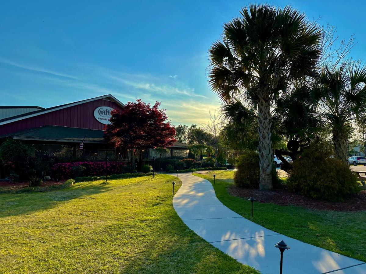 Отель Cape Fear Vineyard And Winery Elizabethtown Экстерьер фото