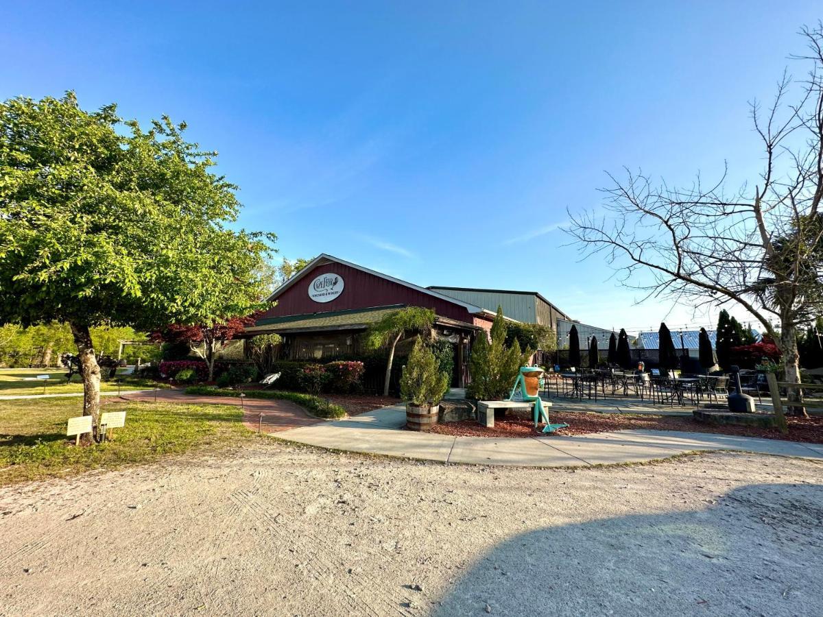 Отель Cape Fear Vineyard And Winery Elizabethtown Экстерьер фото